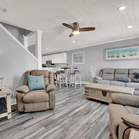 Dog Friendly 2 Bedroom Townhome With Hot Tub And Walking Distance To Beach